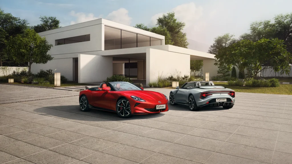 To sportsbiler står parkert foran et moderne, hvitt hus.