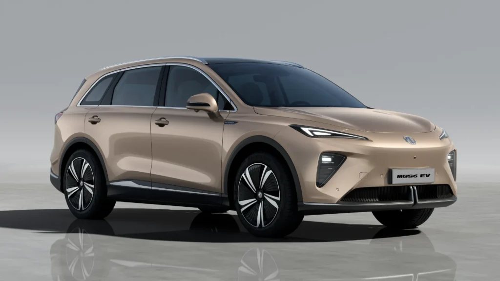 Beige MG5 EV SUV sett fra front-side, står parkert.